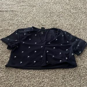 I am selling a h&m crop top. Never wore